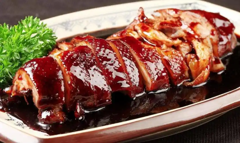 酱板鸭是南京金陵老街的传统美食,制作技术已经有600多年的历史了,是