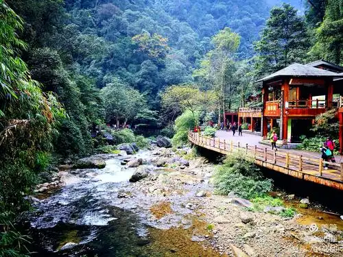 黑山谷峡谷相对落差600一1000米,最高峰狮子槽海拔1973米,地形