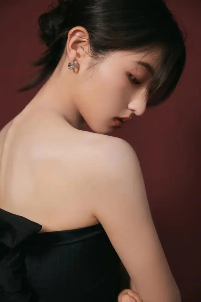 张子枫今天带戴了安然的手链来华表奖!好有特殊意义!