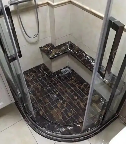 淋浴房地面不要贴瓷砖了,每次洗完澡都有积水,不如做个地面拉槽