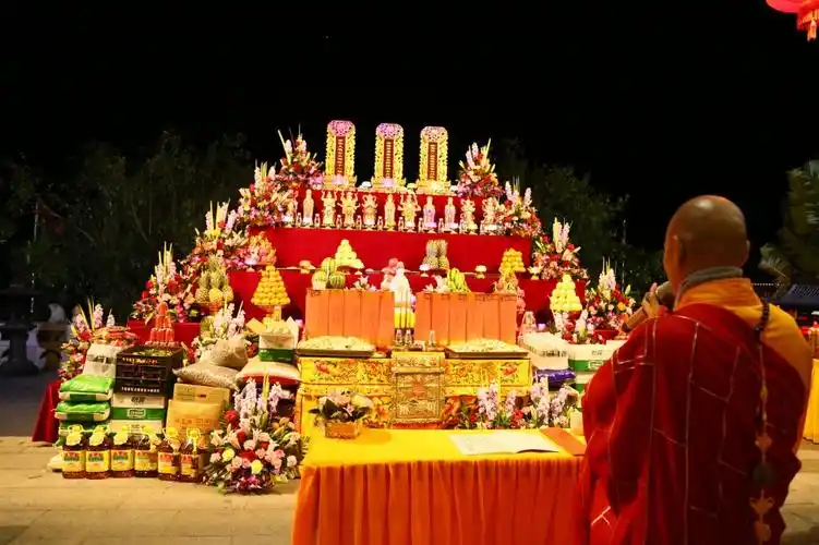 斋天又称供天,是每年正月初九寺院中的盛大佛事.