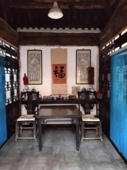 爨底下财主家福字院-"店老板口才不错,门口的福字让他讲出了彩[.