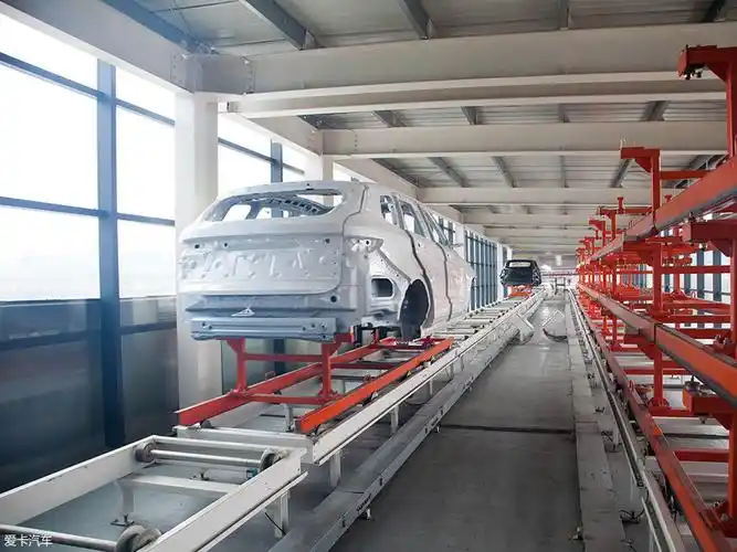 已经涂装完成的漆后车身会通过悬链传送至总装车间完成最后一道工序.