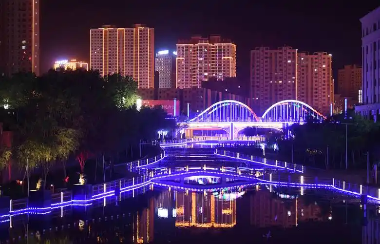 新疆和田市玉泉湖公园夜景(5月29日摄).