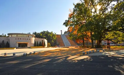 永新县三湾乡,距市中心城区133公里,是国家森林公园,全国爱国主义教育