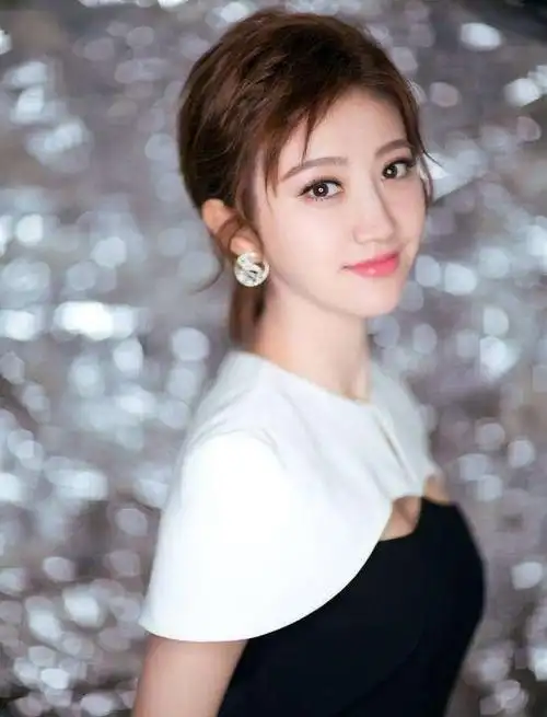 杨蓉和景甜脸像吗?