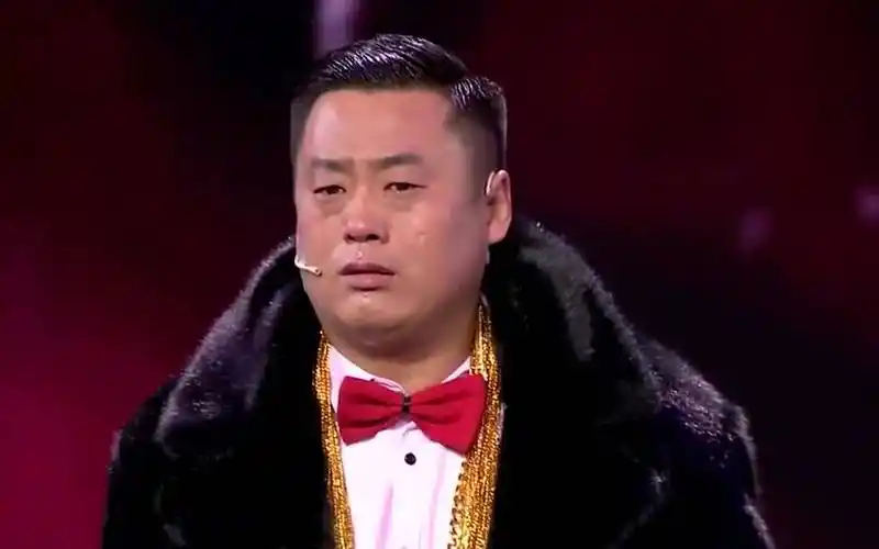 赵本山索性就把他送到了《欢乐喜剧人》的舞台,宋晓峰深知这个舞台