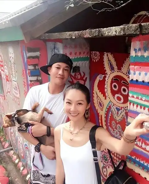 何润东:三次表白孙俪被拒,41岁娶柜姐为妻,恩爱多年无子也幸福