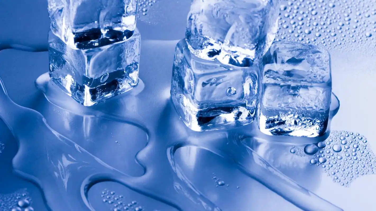 晶莹清凉的冰块唯美高清桌面壁纸