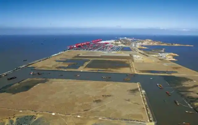 中国规模最大的填海工程:挖空两座山造海上城市,总投资600亿