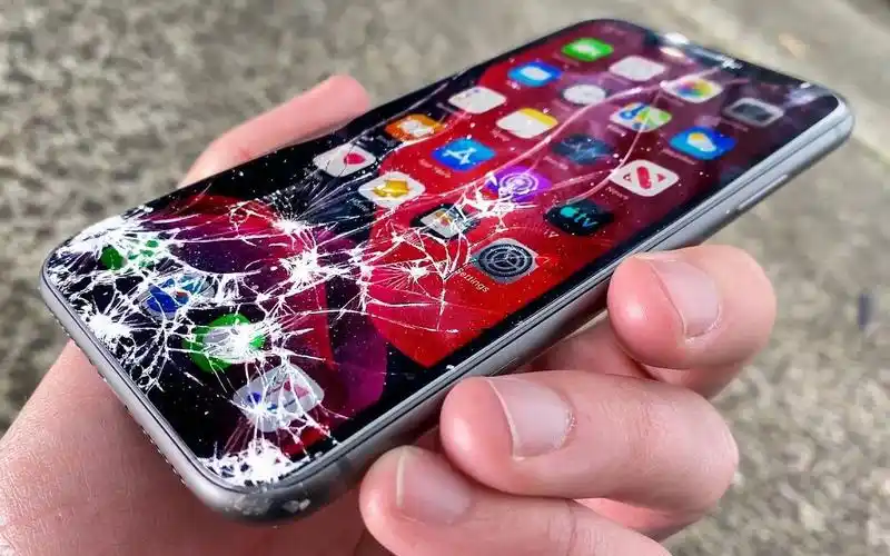 把最新的iphone11往地上丢会炸掉吗?结局出乎意料…@油兔不二字幕组