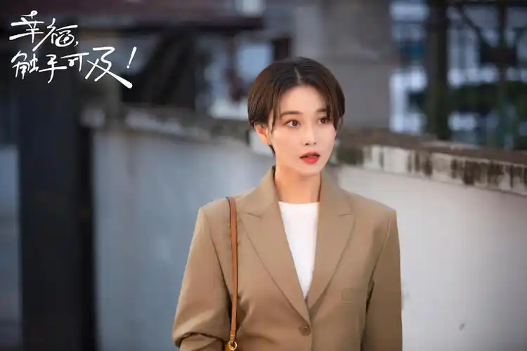 张馨予短发引争议发文回应看腻了美女的样子这样更漂亮