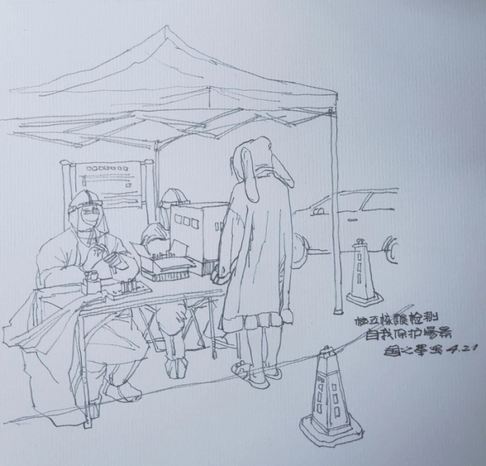 梅五小区一居民排队做核酸检测.