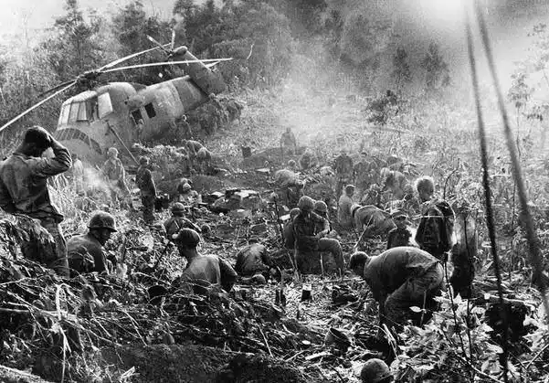 数多达32万.人的部队.,携带大量的.武器装.备奔.赴越南,为越南抗美战.