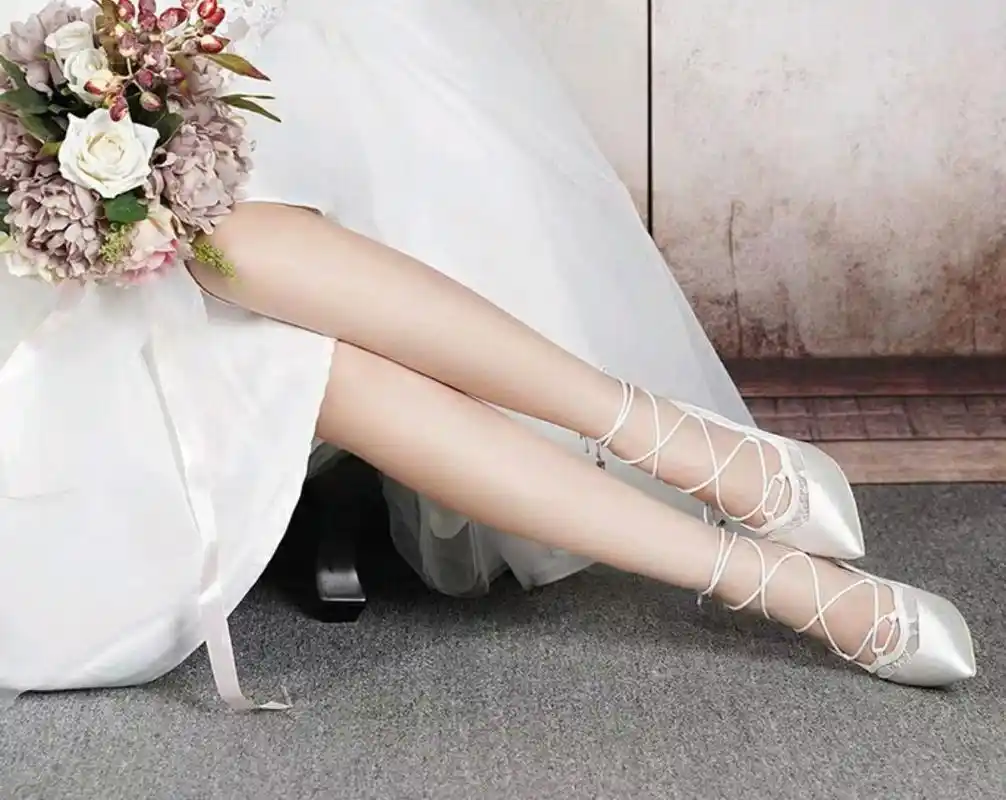 白色绑带款细跟尖头高跟婚鞋