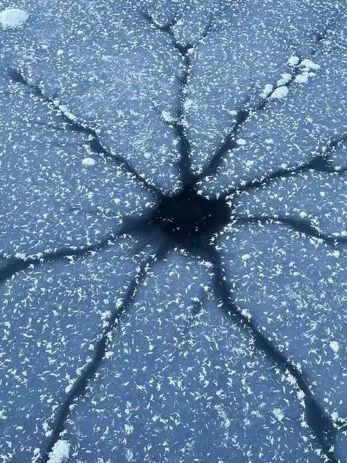 新疆结冰的湖面冰裂的无数种模样