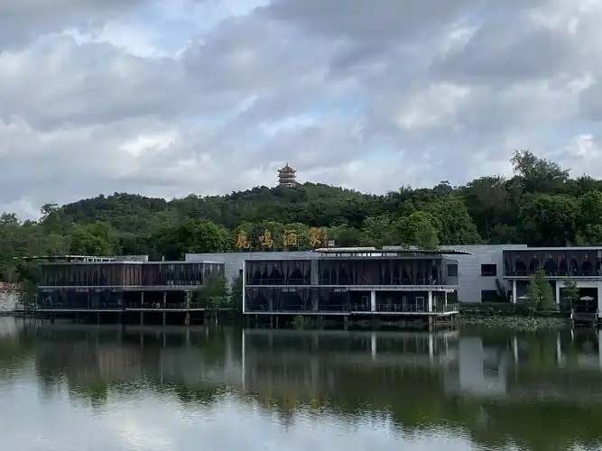 "鹿鸣酒家"为叶选平题字落款