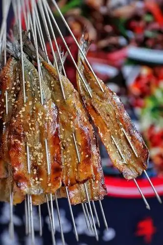 马步鱼一口气吃十串不费劲.