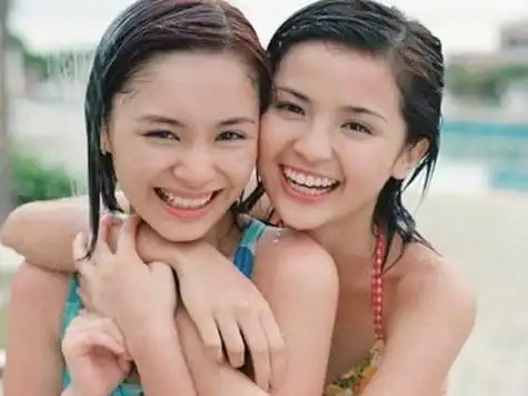 由蔡卓妍(阿sa)及钟欣潼(阿娇)组成的女子团体twins已出道22年,两人