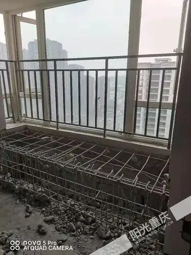 [图]蓝光公园华府个别业主拆除房屋钢筋结构飘窗