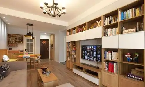 装修完住了一年后 他把客厅的一半改成了书房!