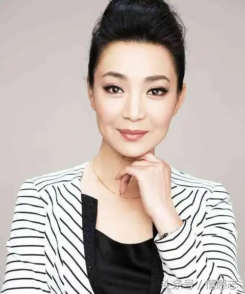 16岁开始演戏,36岁演《还珠格格》走红,一辈子被人