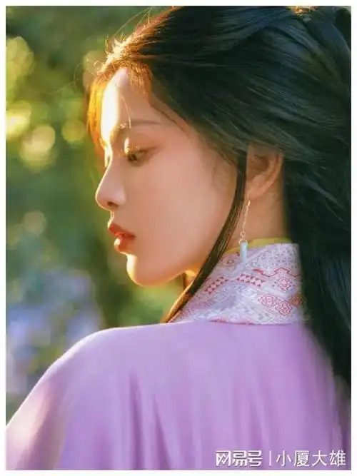 杨超越从普通女孩到火箭少女她的成长历程堪称励志传奇