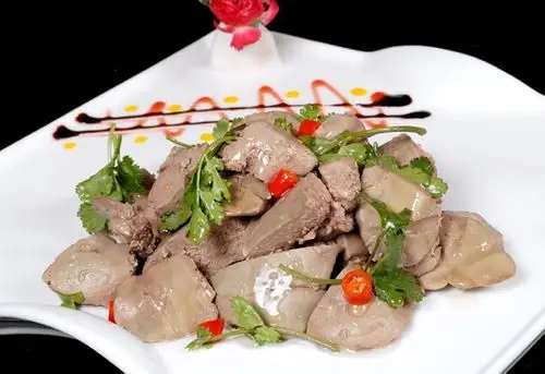 2朵西兰花,香油,卤汁,炒香白芝麻做法:1,卤鹅肝切片摆盘,卤鹅肝的汁