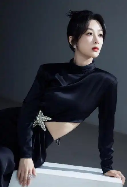 在最新采访中经纪人表示杨紫在拍杂志的时候会不自信