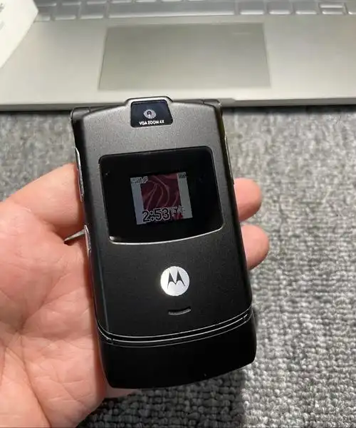 摩托罗拉v3是2004年上市的一款彩屏经典手机80后90后的 - 抖音