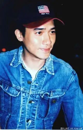 黎耀辉,你是把小张的行头换上了吗?那何宝荣呢何宝荣呢?