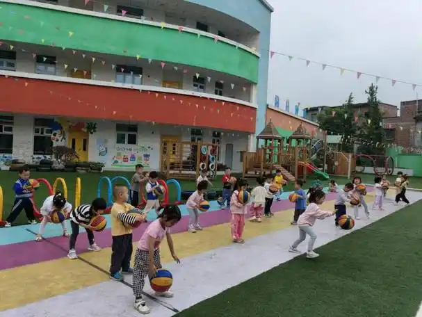 江安县夕佳山镇蟠龙幼儿园开展"玩转球球"体育游戏活动