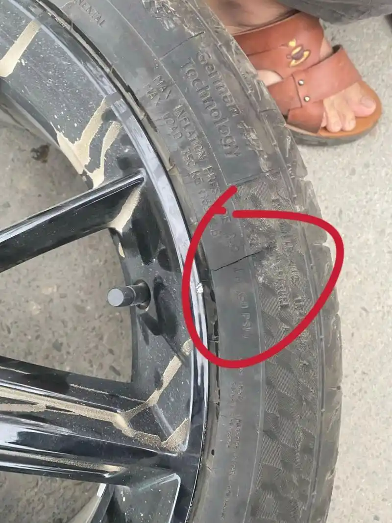 长安univ爆胎!马牌轮胎真的好贵 在农村遇上小石头.