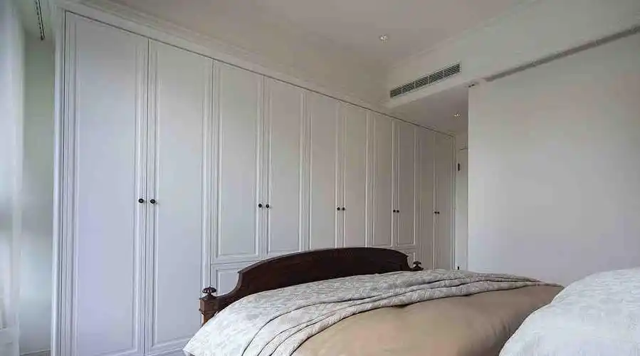 卧室床尾一字型衣柜用什么门好 一字形平开门衣柜无顶柜效果图