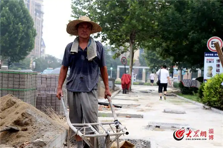 毛巾,遮阳帽,大水杯……这些是张新芝上工地的"标配".