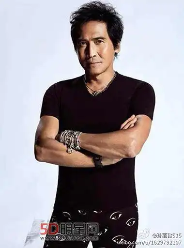 齐秦退役后便与方美芳同居,与方美芳育有一子方伟,但两人后来分手.