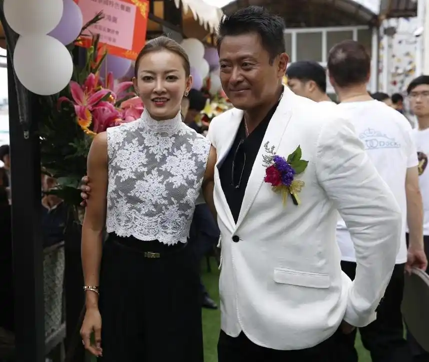 魏骏杰前妻张利华:跻身富豪名流圈 张利华离开魏骏杰之后,生活多姿