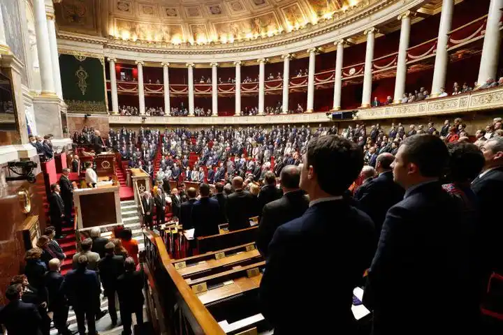27日,法国国民议会为日前发生法国南部古城卡尔卡松的恐袭案受害者