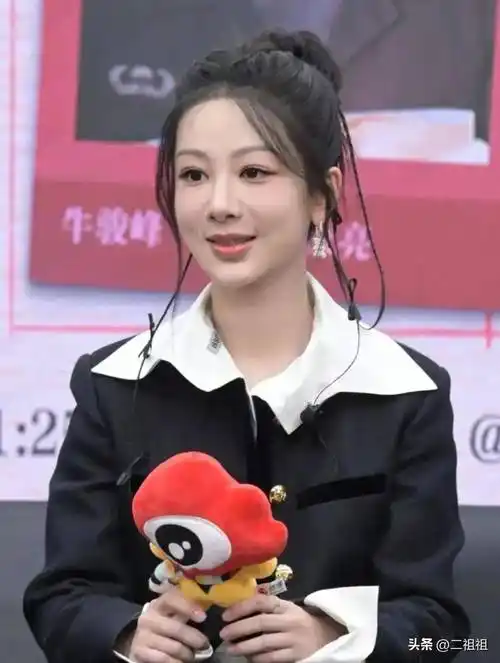 原创31岁杨紫高清生图4条法令纹太可怕与29岁许凯站一起像他妈