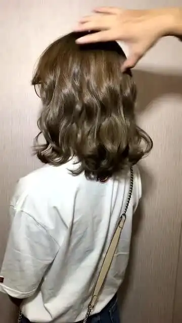 经典流行的麻棕色发色,很适合年轻爱美的小姐姐,你喜欢吗?