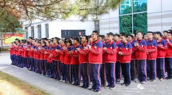 昨天下午,延安中学一群身穿校服的学生娃在升旗广场搞了一个活动,就和