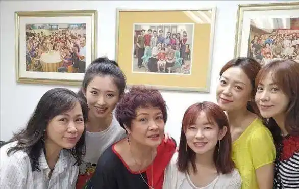 康枝子,为读书暂离剧组,学业有成回来当导演_何文茵_康祈耀_黄菲