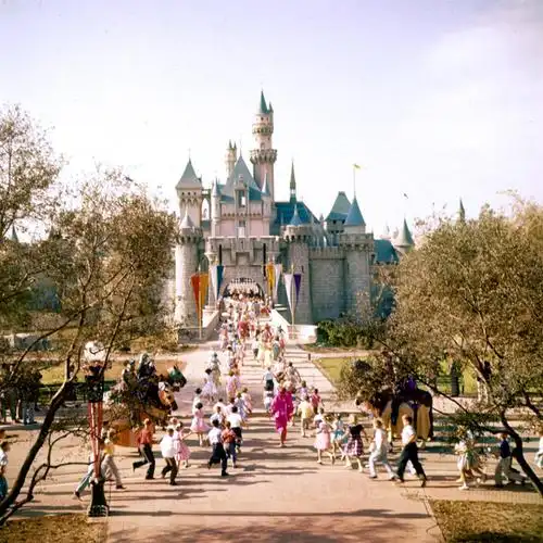 世界上最早的迪士尼乐园首次开业什么样子的?