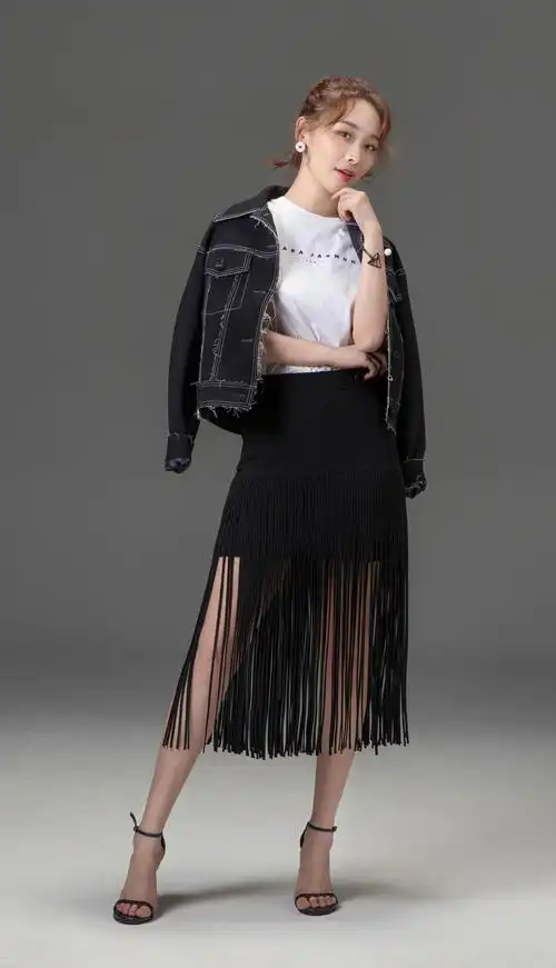 李曼出席活动,牛仔外套搭配流苏裙时尚靓丽
