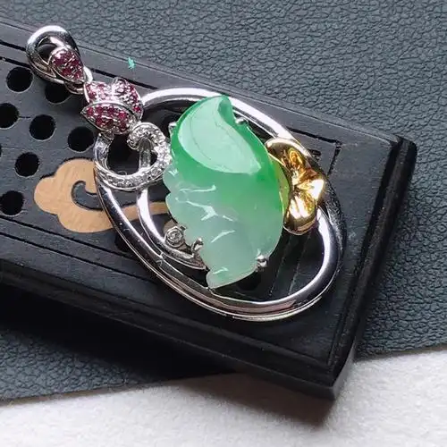 缅甸翡翠18k金伴钻镶嵌带绿可爱松鼠吊坠,自然光实拍,颜色漂亮,玉质