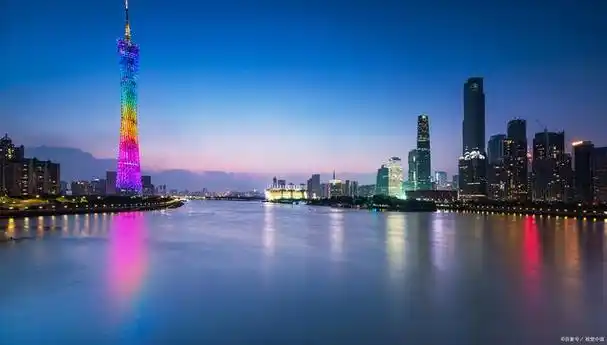 夜晚的广州,灯火辉煌,尤以珠江两岸的夜景最为迷人.