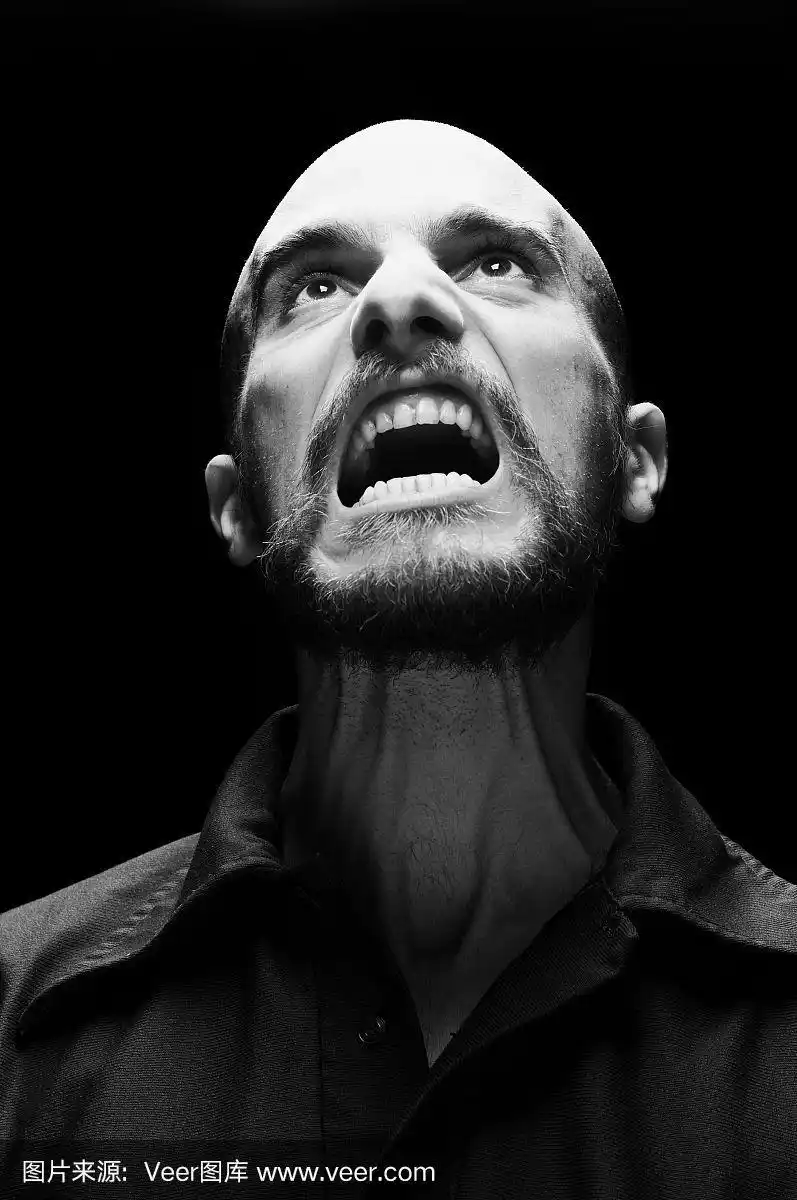 《黑与白》中愤怒尖叫的男人