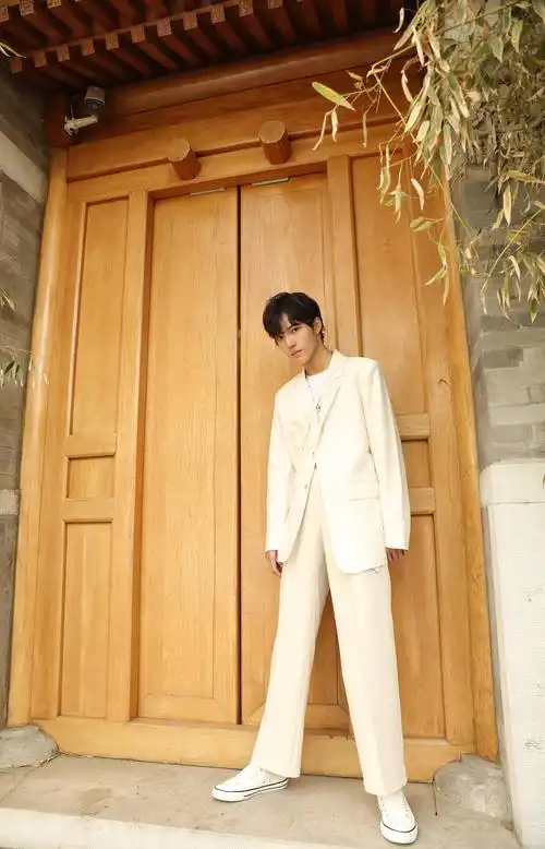 夏日午后,幽远宁静一角,邂逅多维度干净俊逸少年.