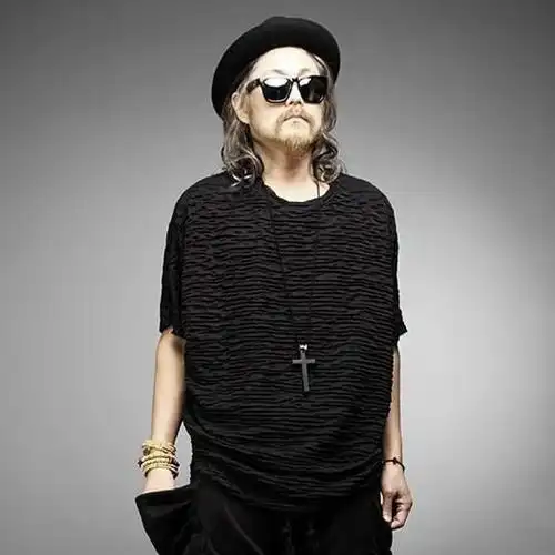 戴墨镜十字架大胡子老男人