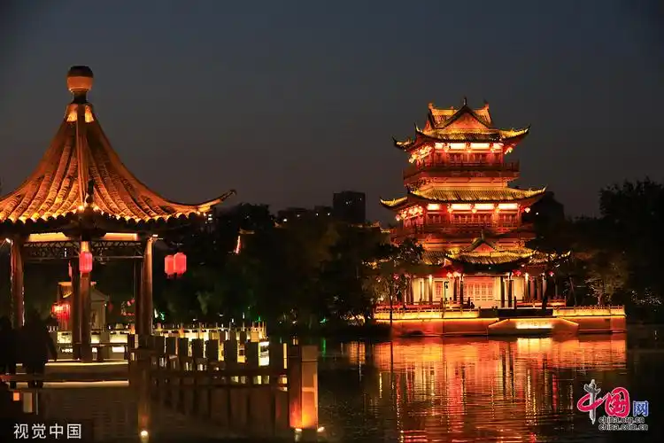 江苏淮安里运河文化长廊夜景璀璨图